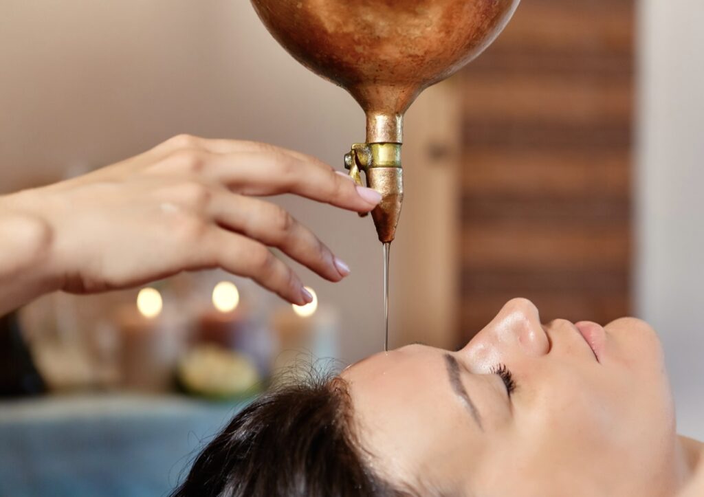 Shirodhara & Abhyanga – Stirnölguss mit Ganzkörpermassage