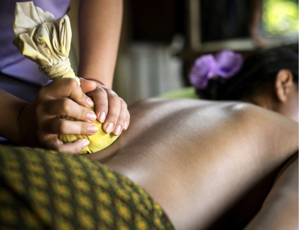 Jambira Pinda Sveda – Massage mit Zitronenbeuteln