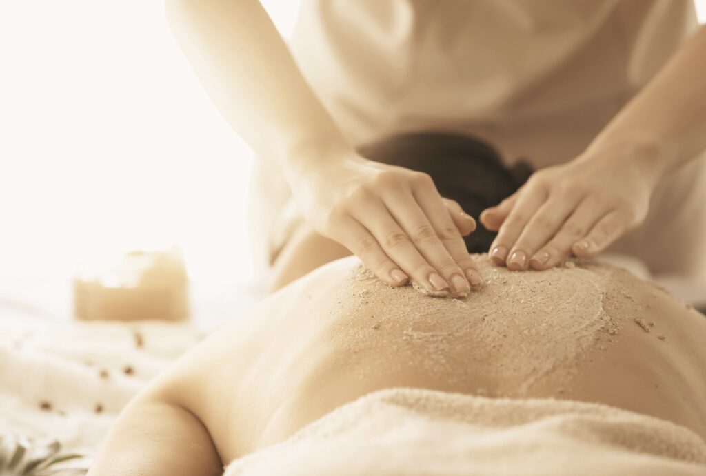 Heilpraktikerin Lubomira Märkl bei der Udvarthana, ayurvedischen Kräuterpulvermassage
