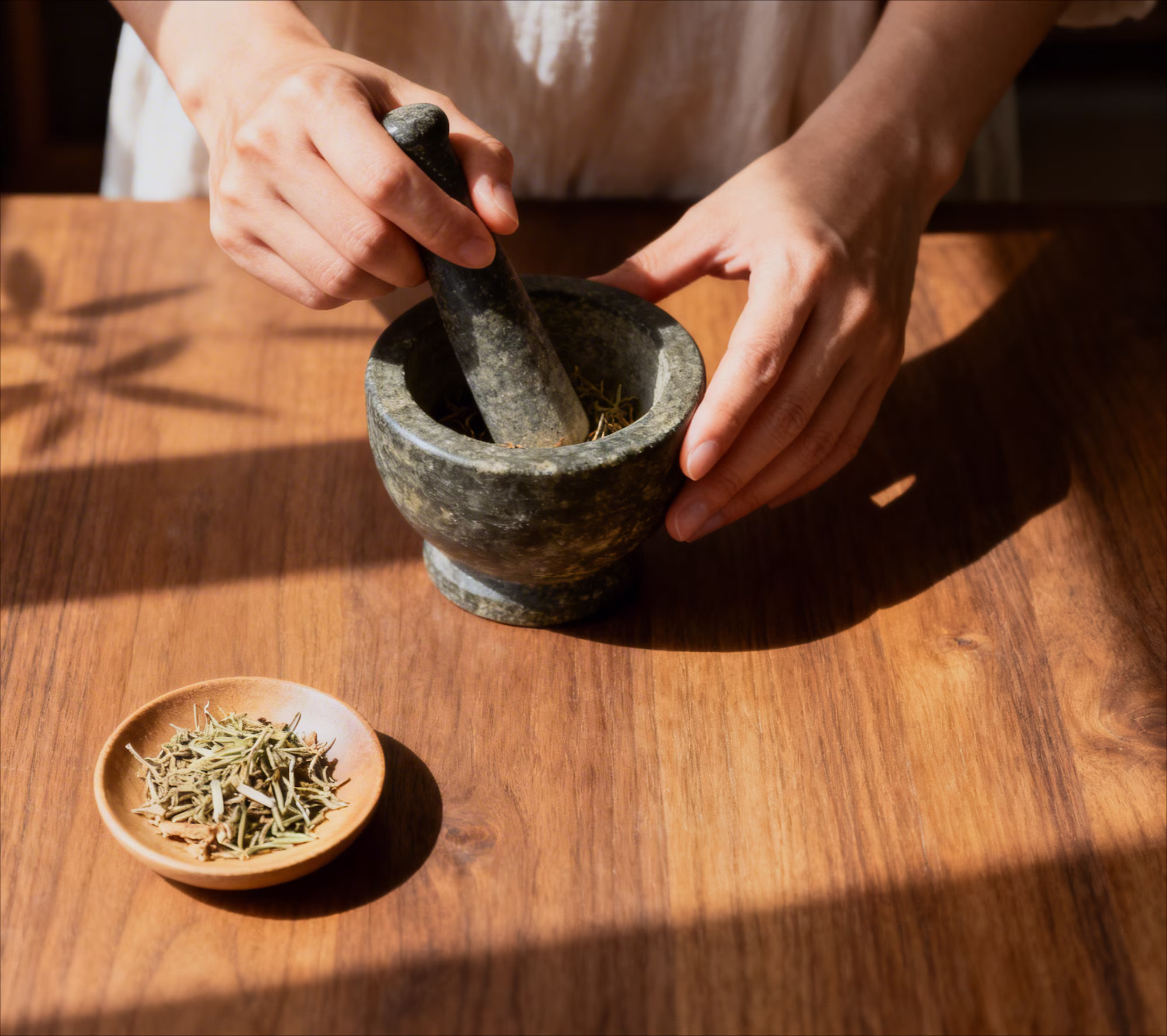 Herstellung pflanzlicher Arzneimittel mit Mörser in der ayurvedischen Kräuterküche