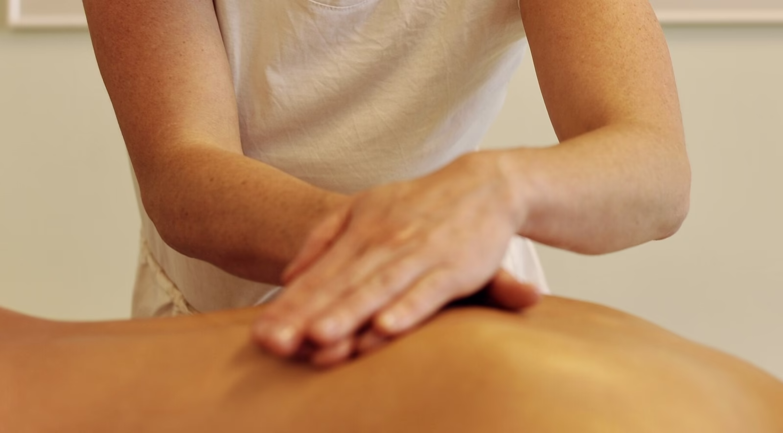 Massage Behandlung in Murnau mit warmem Öl und manueller Anwendung